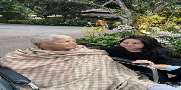 लालू प्रसाद यादव यांच्या कन्या रोहिणी आचार्य यांनी राजकारण सोडले