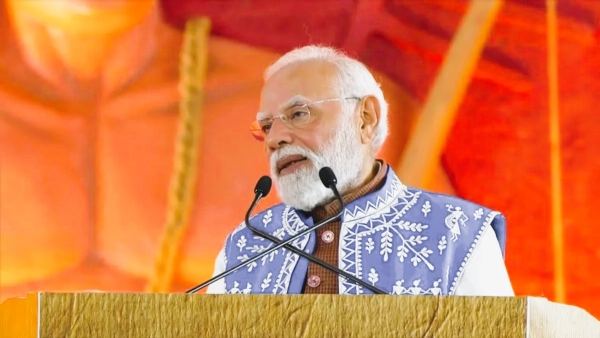 गुजरात येथील जनजातीय गौरव दिवस कार्यक्रमात बोलताना पंतप्रधान नरेंद्र मोदी गुजरात येथील जनजातीय गौरव दिवस कार्यक्रमात बोलताना पंतप्रधान नरेंद्र मोदी
