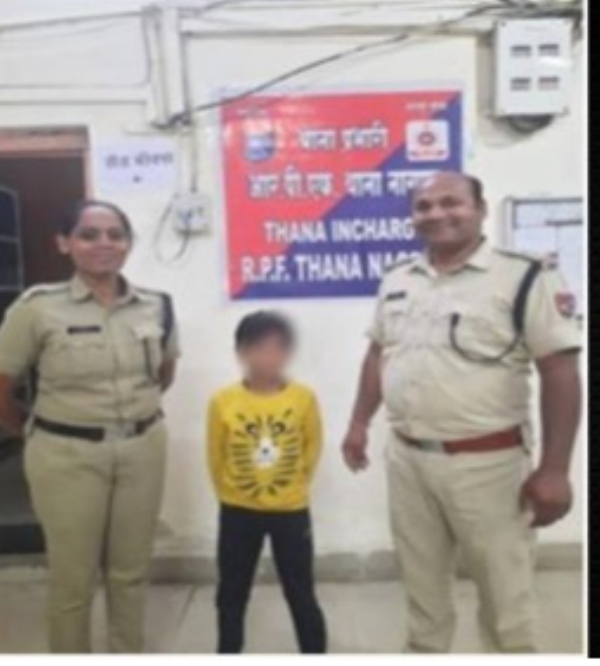 अमरावती एक्सप्रेसमध्ये घाबरलेला मुलगा आढळला… अमरावती एक्सप्रेसमध्ये घाबरलेला मुलगा आढळला…