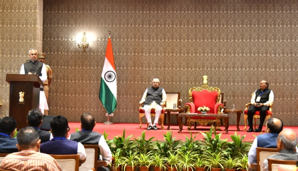 प्रशासकीय अधिकाऱ्यांनी नैसर्गिक शेतीला चालना द्यावी: राज्यपाल आचार्य देवव्रत प्रशासकीय अधिकाऱ्यांनी नैसर्गिक शेतीला चालना द्यावी: राज्यपाल आचार्य देवव्रत