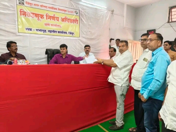 जिंतूरात भाजपकडून प्रताप देशमुख यांनी नगराध्यक्षपदासाठी उमेदवारी दाखल जिंतूरात भाजपकडून प्रताप देशमुख यांनी नगराध्यक्षपदासाठी उमेदवारी दाखल