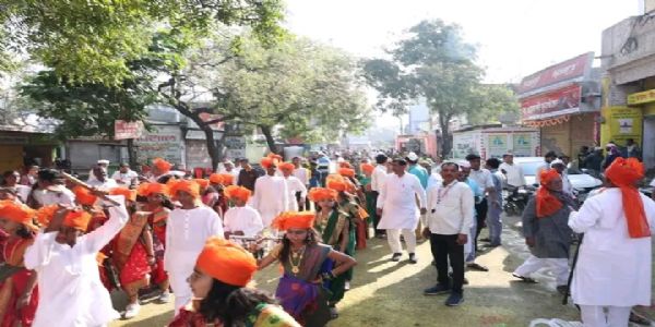 सेलूत अवतरली साहित्यपंढरी : ग्रंथदिंडीस उत्स्फूर्त प्रतिसाद