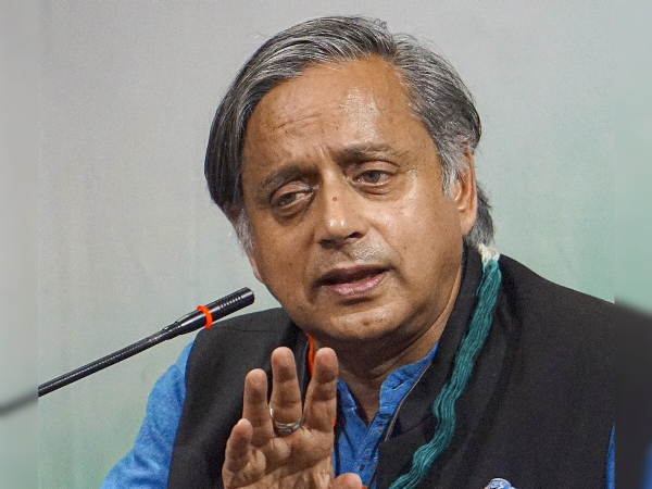 जम्मू- काश्मीरमधूनच दहशतवादाची सुरुवात झाली- शशी थरूर जम्मू- काश्मीरमधूनच दहशतवादाची सुरुवात झाली- शशी थरूर