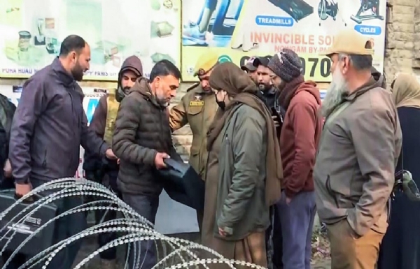 जम्मू आणि काश्मीरमधील नौगाम पोलीस स्टेशनजवळील परिसर एफएसएलकडून तपासासाठी सील जम्मू आणि काश्मीरमधील नौगाम पोलीस स्टेशनजवळील परिसर एफएसएलकडून तपासासाठी सील