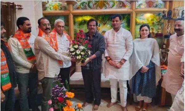 मुख्यमंत्री फडणवीस यांचे मामेभाऊ निवडणुकीच्या रिंगणात मुख्यमंत्री फडणवीस यांचे मामेभाऊ निवडणुकीच्या रिंगणात