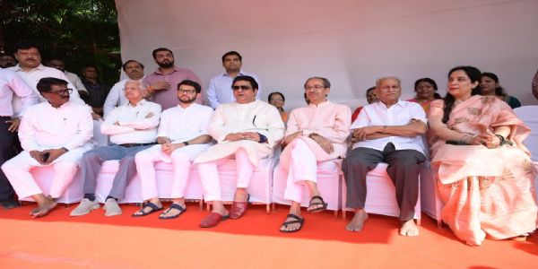 ठाकरे बंधू 11 वर्षांनंतर बाळासाहेबांच्या स्मृतीस्थळावर एकत्र; शिवसैनिकांमध्ये भावनिक वातावरण