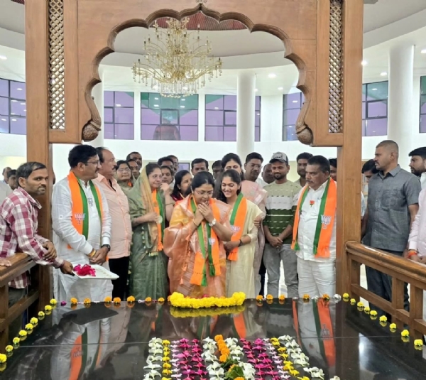 गोपीनाथगड येथे लोकनेते गोपीनाथराव मुंडे साहेबांच्या समाधीवर नतमस्तक होऊन दर्शन घेतले गोपीनाथगड येथे लोकनेते गोपीनाथराव मुंडे साहेबांच्या समाधीवर नतमस्तक होऊन दर्शन घेतले