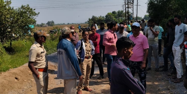 सिनारमास कंपनीकडे जाणाऱ्या रस्त्यासाठी स्लॅगचा भराव; शेततळ्यातील मासे मृत, ग्रामस्थांचा संताप सिनारमास कंपनीकडे जाणाऱ्या रस्त्यासाठी स्लॅगचा भराव; शेततळ्यातील मासे मृत, ग्रामस्थांचा संताप