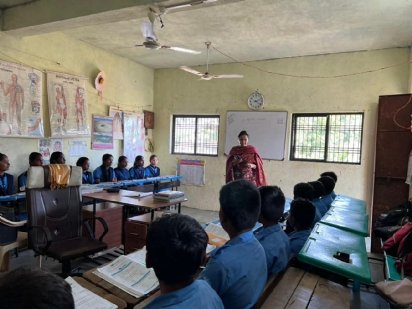 राजेगाव शाळेतील विद्यार्थांचा जिल्हाधिकारी यांनी घेतला वर्ग राजेगाव शाळेतील विद्यार्थांचा जिल्हाधिकारी यांनी घेतला वर्ग