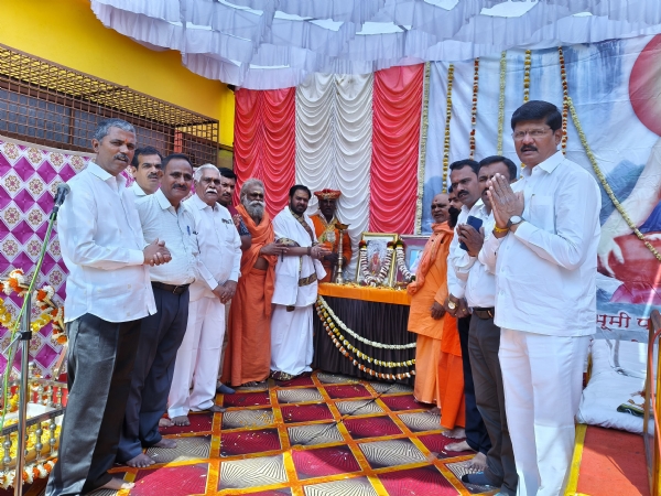 अलंकापुरीत वैकुंठाची अनुभूती - डॉ.गुट्टे महाराज ; अलंकापुरीत वैकुंठाची अनुभूती - डॉ.गुट्टे महाराज ;