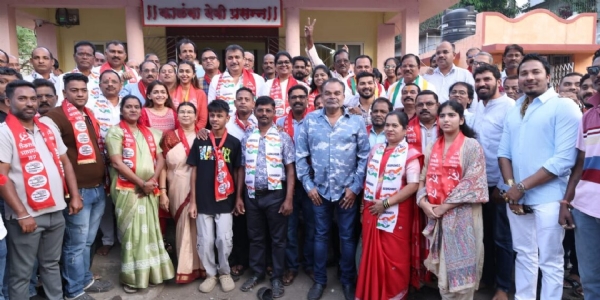 अलिबाग नगरपरिषदेच्या थेट नगराध्यक्ष आणि नगरसेवक पदांच्या निवडणुकीचा रणसंग्राम तापू लागला असून महाविकास आघाडीतर्फे अधिकृतरीत्या प्रचाराचा शुभारंभ करण्यात आला आहे. अलिबाग शहरातील जागृत देवस्थान श्री काळंबादेवीचे दर्शन घेऊन उमेदवारांनी मंगळवार सायंकाळी नारळ वाढवून निवडणूक प्रचारास प्रारंभ केला. या वेळी रायगड जिल्हा परिषद माजी अध्यक्षा सुप्रिया पाटील यांची प्रमुख उपस्थिती राहिली. प्रचारामध्ये शेकाप, काँग्रेस व आघाडीचे शेकडो पदाधिकारी, कार्यकर्ते आणि महिला मोठ्या संख्येने सहभागी झाल्या. थेट नगराध्यक्ष पदासाठी महाविकास आघाडीने अक्षया प्रशांत नाईक यांना रिंगणात उतरवले आहे. याशिवाय सर्व दहा प्रभागांमध्ये आघाडीने आपले उमेदवार उभे केले असून संतोष गुरव, संध्या पालवणकर, सुषमा पाटील, प्रशांत नाईक, साक्षी पाटील, आनंद पाटील, रेश्मा थळे, महेश शिंदे, निवेदिता वाघमारे, समिर ठाकूर, ऋषीकेश माळी, अश्वीनी ठोसर, ॲड. मानसी म्हात्रे, अभय म्हामुणकर, ॲड. निलम हजारे, अनिल चोपडा, योजना पाटील, सागर भगत, शैला भगत, वृषाली भगत यांचा त्यात समावेश आहे. श्री काळंबादेवीचे दर्शन घेतल्यानंतर उमेदवारांनी हजरत अली शाह दरबार व चेंढरे येथील श्री हनुमान मंदिराला भेट देत आशीर्वाद घेत प्रचार मोहीम पुढे नेली. शहरातील विविध भागांत जनसंपर्क साधत मतदारांना भेटून मतदानाचे आवाहन करण्यात आले. प्रचाराच्या पहिल्या दिवशी आघाडीच्या उमेदवारांना नागरिकांकडून उत्स्फूर्त प्रतिसाद मिळाला. अनेक ठिकाणी उमेदवारांचे स्वागत करण्यात आले. या वेळी ॲड. गौतम पाटील, अश्वीनी पाटील, सतिश प्रधान, अशोक प्रधान, इंद्रनील नाईक, सुनील थळे, रविंद्र ठाकूर, काँग्रेस तालुका अध्यक्ष भास्कर चव्हाण, संजना कीर, ॲड. संतोष म्हात्रे आदींसह मोठ्या संख्येने कार्यकर्ते उपस्थित होते. महाविकास आघाडीचा जोरदार, संघटित प्रचार पाहता आगामी निवडणूक चुरशीची होण्याची शक्यता व्यक्त केली जात आहे. अलिबाग नगरपरिषदेच्या थेट नगराध्यक्ष आणि नगरसेवक पदांच्या निवडणुकीचा रणसंग्राम तापू लागला असून महाविकास आघाडीतर्फे अधिकृतरीत्या प्रचाराचा शुभारंभ करण्यात आला आहे. अलिबाग शहरातील जागृत देवस्थान श्री काळंबादेवीचे दर्शन घेऊन उमेदवारांनी मंगळवार सायंकाळी नारळ वाढवून निवडणूक प्रचारास प्रारंभ केला. या वेळी रायगड जिल्हा परिषद माजी अध्यक्षा सुप्रिया पाटील यांची प्रमुख उपस्थिती राहिली. प्रचारामध्ये शेकाप, काँग्रेस व आघाडीचे शेकडो पदाधिकारी, कार्यकर्ते आणि महिला मोठ्या संख्येने सहभागी झाल्या. थेट नगराध्यक्ष पदासाठी महाविकास आघाडीने अक्षया प्रशांत नाईक यांना रिंगणात उतरवले आहे. याशिवाय सर्व दहा प्रभागांमध्ये आघाडीने आपले उमेदवार उभे केले असून संतोष गुरव, संध्या पालवणकर, सुषमा पाटील, प्रशांत नाईक, साक्षी पाटील, आनंद पाटील, रेश्मा थळे, महेश शिंदे, निवेदिता वाघमारे, समिर ठाकूर, ऋषीकेश माळी, अश्वीनी ठोसर, ॲड. मानसी म्हात्रे, अभय म्हामुणकर, ॲड. निलम हजारे, अनिल चोपडा, योजना पाटील, सागर भगत, शैला भगत, वृषाली भगत यांचा त्यात समावेश आहे. श्री काळंबादेवीचे दर्शन घेतल्यानंतर उमेदवारांनी हजरत अली शाह दरबार व चेंढरे येथील श्री हनुमान मंदिराला भेट देत आशीर्वाद घेत प्रचार मोहीम पुढे नेली. शहरातील विविध भागांत जनसंपर्क साधत मतदारांना भेटून मतदानाचे आवाहन करण्यात आले. प्रचाराच्या पहिल्या दिवशी आघाडीच्या उमेदवारांना नागरिकांकडून उत्स्फूर्त प्रतिसाद मिळाला. अनेक ठिकाणी उमेदवारांचे स्वागत करण्यात आले. या वेळी ॲड. गौतम पाटील, अश्वीनी पाटील, सतिश प्रधान, अशोक प्रधान, इंद्रनील नाईक, सुनील थळे, रविंद्र ठाकूर, काँग्रेस तालुका अध्यक्ष भास्कर चव्हाण, संजना कीर, ॲड. संतोष म्हात्रे आदींसह मोठ्या संख्येने कार्यकर्ते उपस्थित होते. महाविकास आघाडीचा जोरदार, संघटित प्रचार पाहता आगामी निवडणूक चुरशीची होण्याची शक्यता व्यक्त केली जात आहे.