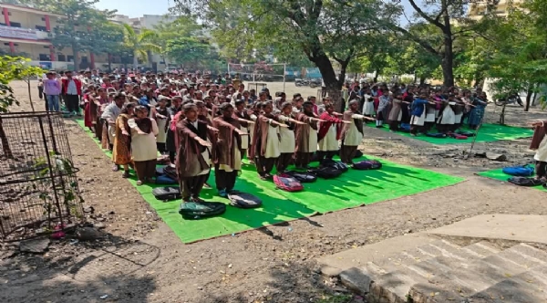 महाविद्यालयातील एकूण ६४३ विद्यार्थ्यांनी भाग घेऊन नशामुक्तीची शपथ घेतली. महाविद्यालयातील एकूण ६४३ विद्यार्थ्यांनी भाग घेऊन नशामुक्तीची शपथ घेतली.