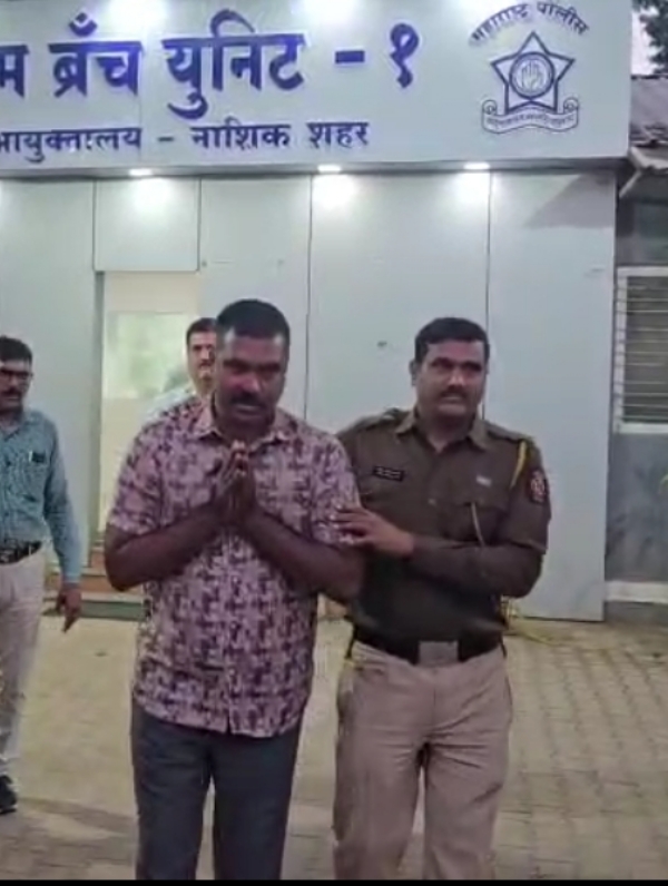 खंडणीखोर संतोष शर्माविरुद्ध आणखी दोन गुन्हे दाखल, दोघा उद्योजकांकडे मागितली ८ लाखांची खंडणी खंडणीखोर संतोष शर्माविरुद्ध आणखी दोन गुन्हे दाखल, दोघा उद्योजकांकडे मागितली ८ लाखांची खंडणी