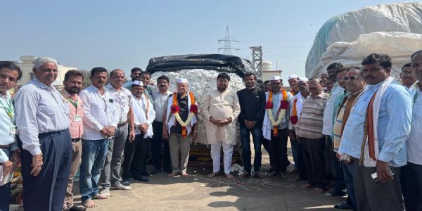 जालना कृषी उत्पन्न बाजार समिती येथे कापूस खरेदीचा शुभारंभ