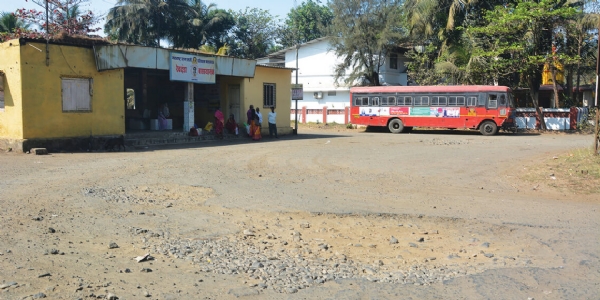 रेवदंडा बसस्थानकाची दुरवस्था; खड्डे आणि बेशिस्त पार्किंगमुळे अपघाताचा धोका वाढला