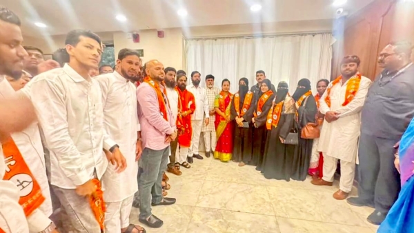 भरतशेठ गोगावले यांची गुगली! नगराध्यक्षांसह नऊ जणांचा शिंदे गटात प्रवेश भरतशेठ गोगावले यांची गुगली! नगराध्यक्षांसह नऊ जणांचा शिंदे गटात प्रवेश