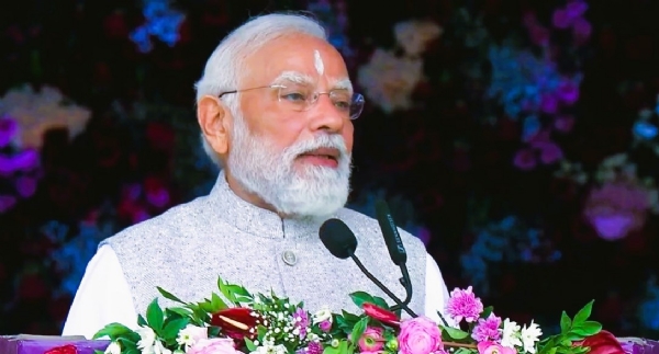 पुट्टपूर्ती येथील कार्यक्रमात बोलताना पंतप्रधान नरेंद्र मोदी पुट्टपूर्ती येथील कार्यक्रमात बोलताना पंतप्रधान नरेंद्र मोदी