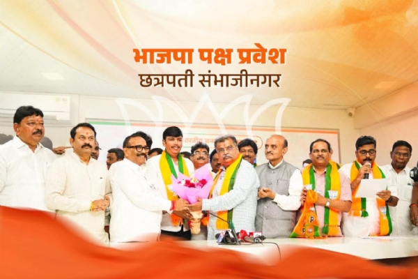 शिवसेना (उबाठा) गटाचे माजी उपमहापौर राजू शिंदे यांचा समर्थकांसह भाजपा परिवारात प्रवेश शिवसेना (उबाठा) गटाचे माजी उपमहापौर राजू शिंदे यांचा समर्थकांसह भाजपा परिवारात प्रवेश