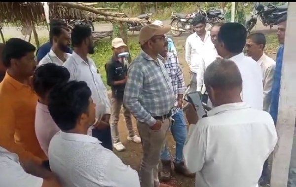 सर्वेक्षणासाठी गेलेल्या पथकाला ग्रामस्थांच्या विरोधाने परत फिरावे लागले. सर्वेक्षणासाठी गेलेल्या पथकाला ग्रामस्थांच्या विरोधाने परत फिरावे लागले.