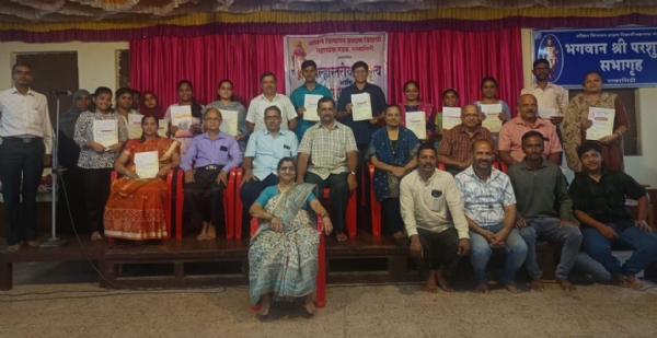 चित्पावन ब्राह्मण संघाच्या निबंध व वक्तृत्व स्पर्धेचे बक्षीस विजेते चित्पावन ब्राह्मण संघाच्या निबंध व वक्तृत्व स्पर्धेचे बक्षीस विजेते