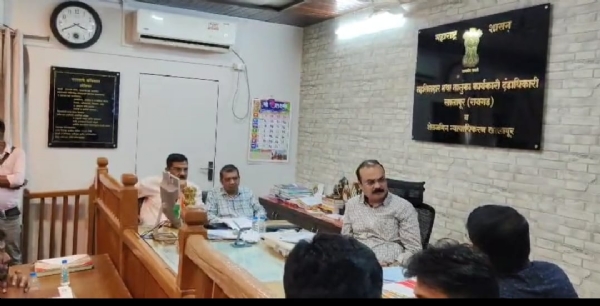 तहसीलदारांच्या मध्यस्थीने वयाळ रस्ता प्रकरणात तात्पुरता तोडगा; काम सुरू होईल का? तहसीलदारांच्या मध्यस्थीने वयाळ रस्ता प्रकरणात तात्पुरता तोडगा; काम सुरू होईल का?