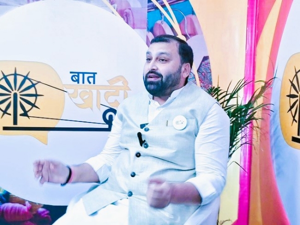 मनोज कुमार,  खादी आणि ग्रामोद्योग आयोगाचे  संचालक