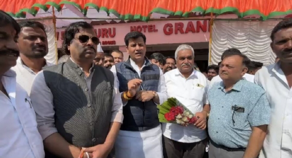 मुख्यमंत्र्यांचे मामेभाऊ बिनविरोध; चिखलदऱ्यात काँग्रेसच्या उमेदवारासह नऊ जणांची माघार आमदार राणांना मुख्यमंत्र्यांनी फोनवरून दिल्या  शुभेच्छा