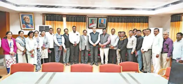 मूल्यांकनात ‘ संगाबा’ विद्यापीठ तृतीय:कुलगुरुंच्या हस्ते आस्थापना विभागातील कर्मचाऱ्यांचा सत्कार,