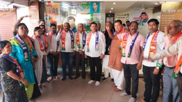 शिवसेना उबाठा आमदाराच्या पुतण्याची बंडखोरी शेकडो कार्यकर्ते युवा स्वाभिमान पार्टीत