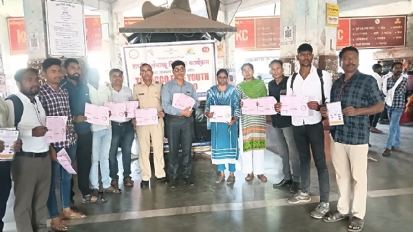 जिल्हा मध्यवर्ती बसस्थानकात प्रवाशांना तंबाखूच्या दुष्परिणामांची माहिती जिल्हा मध्यवर्ती बसस्थानकात प्रवाशांना तंबाखूच्या दुष्परिणामांची माहिती