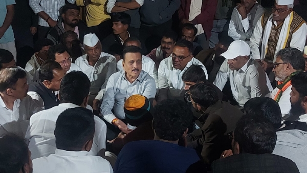 जलसंपदामंत्री गिरीष महाजन यांनी घेतली पिडीत कुटूंबाची सांत्वनपर भेट