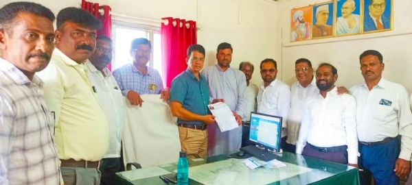 तालुक्यात सुरू असलेल्या स्मार्ट मीटर बसविण्याच्या कामाविरोधात नागरिकांच्या वाढत्या नाराजीला जोर मिळत असून, म्हसळा संघर्ष समितीने महावितरणाला तीव्र आंदोलनाचा इशारा दिला आहे. दि. २१ नोव्हेंबर रोजी समितीने महावितरण कार्यालयात जाऊन स्मार्ट मीटर बसविणे तात्काळ बंद करण्याबाबत निवेदन सादर केले. यापूर्वीही समितीतर्फे महावितरणाला निवेदन देऊन ग्राहकांची संमती न घेता स्मार्ट मीटर बसविणे थांबवण्याची मागणी करण्यात आली होती. मात्र, महावितरणाने त्याकडे दुर्लक्ष करून मनमानी पद्धतीने काम सुरू ठेवल्याचा थेट आरोप समितीने केला आहे. ग्राहकांना प्रचंड वीजबिलांचा सामना करावा लागत असून, आर्थिक भार वाढत चालल्याचे समितीचे सल्लागार संतोष पाटील यांनी सांगितले. “जर १५ दिवसांत स्मार्ट मीटर बसविण्याचे काम थांबवले नाही, तर आम्हाला तीव्र आंदोलनाचा मार्ग अवलंबावा लागेल,” असा स्पष्ट इशारा त्यांनी दिला. निवेदन देताना समिती अध्यक्ष समीर काळोखे, सल्लागार संतोष पाटील, नगरसेवक सुनिल शेडगे, प्रकाश घाणेकर, सुमित सावंत, सुरेश कुडेकर, नईम दळवी, अशोक पाटील यांसह मोठ्या संख्येने नागरिक उपस्थित होते. जुन्या मीटरांची स्थिती उत्तम असतानाही ग्राहकांना न विचारता स्मार्ट मीटर बसविले जात असल्याची तक्रारही समितीकडून करण्यात आली आहे. दरम्यान, या आरोपांवर महावितरणचे अभियंता पालशेकर यांनी प्रतिक्रिया देताना, “आम्ही केंद्र शासनाच्या परिपत्रकानुसारच काम करीत आहोत. फक्त बंदावस्थेतील मीटर किंवा ज्यांना एव्हरेज बिल येते अशाच मीटरची अदलाबदल केली जाते. सुस्थितीत असलेले मीटर आम्ही काढत नाही,” असे स्पष्टीकरण दिले. स्मार्ट मीटरविरोधातील आंदोलनाची चेतावणी दिल्याने म्हणसळा तालुक्यातील वीज प्रशासन आणि नागरिकांमध्ये तणावाचे वातावरण निर्माण झाले आहे. तालुक्यात सुरू असलेल्या स्मार्ट मीटर बसविण्याच्या कामाविरोधात नागरिकांच्या वाढत्या नाराजीला जोर मिळत असून, म्हसळा संघर्ष समितीने महावितरणाला तीव्र आंदोलनाचा इशारा दिला आहे. दि. २१ नोव्हेंबर रोजी समितीने महावितरण कार्यालयात जाऊन स्मार्ट मीटर बसविणे तात्काळ बंद करण्याबाबत निवेदन सादर केले. यापूर्वीही समितीतर्फे महावितरणाला निवेदन देऊन ग्राहकांची संमती न घेता स्मार्ट मीटर बसविणे थांबवण्याची मागणी करण्यात आली होती. मात्र, महावितरणाने त्याकडे दुर्लक्ष करून मनमानी पद्धतीने काम सुरू ठेवल्याचा थेट आरोप समितीने केला आहे. ग्राहकांना प्रचंड वीजबिलांचा सामना करावा लागत असून, आर्थिक भार वाढत चालल्याचे समितीचे सल्लागार संतोष पाटील यांनी सांगितले. “जर १५ दिवसांत स्मार्ट मीटर बसविण्याचे काम थांबवले नाही, तर आम्हाला तीव्र आंदोलनाचा मार्ग अवलंबावा लागेल,” असा स्पष्ट इशारा त्यांनी दिला. निवेदन देताना समिती अध्यक्ष समीर काळोखे, सल्लागार संतोष पाटील, नगरसेवक सुनिल शेडगे, प्रकाश घाणेकर, सुमित सावंत, सुरेश कुडेकर, नईम दळवी, अशोक पाटील यांसह मोठ्या संख्येने नागरिक उपस्थित होते. जुन्या मीटरांची स्थिती उत्तम असतानाही ग्राहकांना न विचारता स्मार्ट मीटर बसविले जात असल्याची तक्रारही समितीकडून करण्यात आली आहे. दरम्यान, या आरोपांवर महावितरणचे अभियंता पालशेकर यांनी प्रतिक्रिया देताना, “आम्ही केंद्र शासनाच्या परिपत्रकानुसारच काम करीत आहोत. फक्त बंदावस्थेतील मीटर किंवा ज्यांना एव्हरेज बिल येते अशाच मीटरची अदलाबदल केली जाते. सुस्थितीत असलेले मीटर आम्ही काढत नाही,” असे स्पष्टीकरण दिले. स्मार्ट मीटरविरोधातील आंदोलनाची चेतावणी दिल्याने म्हणसळा तालुक्यातील वीज प्रशासन आणि नागरिकांमध्ये तणावाचे वातावरण निर्माण झाले आहे.