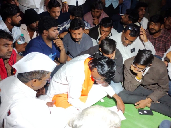 मंत्री झिरवाळ व मनोज जरांगे पाटील यांची डोंगराळे येथे भेट; पीडित बालिकेच्या कुटुंबाचे केले सांत्वन