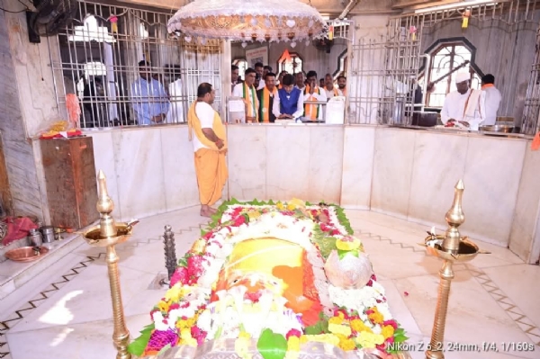 भद्रा मारुतीचे दर्शन घेऊन नगरपरिषदेच्या निवडणूक प्रचाराचा शुभारंभ भद्रा मारुतीचे दर्शन घेऊन नगरपरिषदेच्या निवडणूक प्रचाराचा शुभारंभ