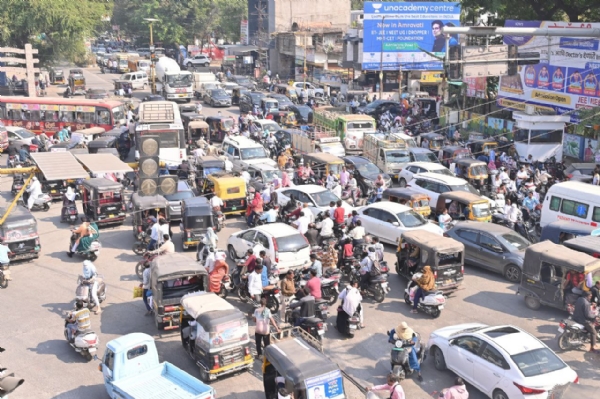 फायर ब्रिगेड कर्मचाऱ्याची आत्महत्या परिवाराने केला चक्का जाम आंदोलन त्रास देणाऱ्यांवर गुन्हे दाखल करण्याची होती मागणी फायर ब्रिगेड कर्मचाऱ्याची आत्महत्या परिवाराने केला चक्का जाम आंदोलन त्रास देणाऱ्यांवर गुन्हे दाखल करण्याची होती मागणी