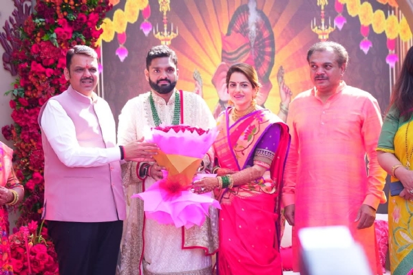 विवाह सोहळ्यास उपस्थित राहून नवदांपत्याला आशीर्वाद दिले.