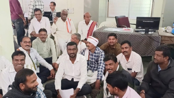 मोर्शी तालुका कृषी अधिकारी कार्यालयात संत्रा उत्पादक शेतकऱ्यांचे ६ तास ठिय्या आंदोलन !   फळ पिक विम्यासाठी संत्रा उत्पादक शेतकरी आक्रमक !