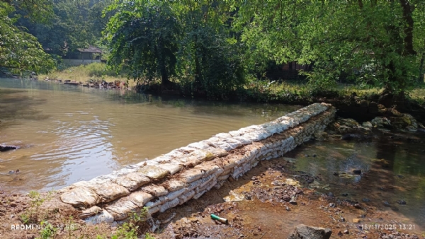 कुर्धे येथे एनएसएसच्या विद्यार्थ्यांनी बंधारा२