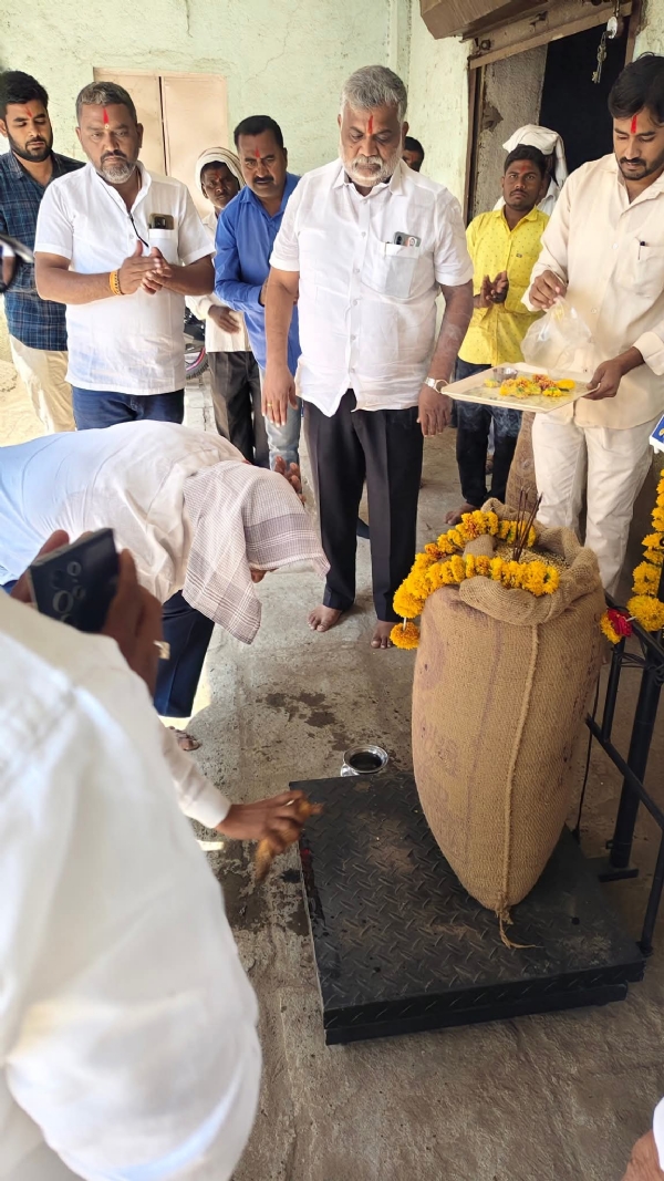 खरेदी केंद्रावरील काट्याचे पूजन