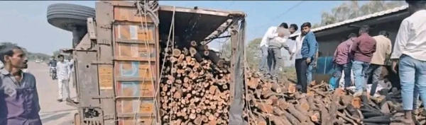अपघात टाळण्याच्या प्रयत्नात उलटला ट्रक; जीवीतहानी टळली परभणी तालुक्यातील झरी परिसरातील घटना
