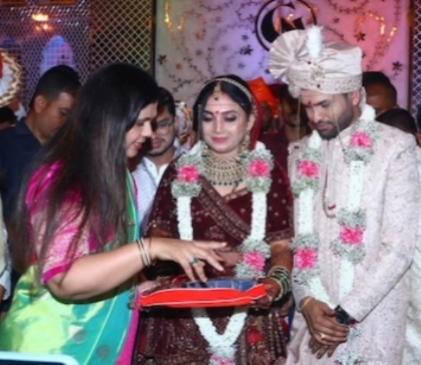 पंकजा मुंडे पीए अनंत गर्जे पत्नी गौरी