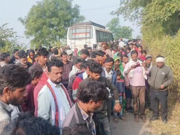 Bus hits four youths in Sagar Bus hits four youths in Sagar