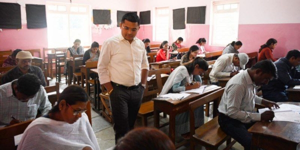 जिल्ह्यात शिक्षक पात्रता परीक्षा सुरळीत जिल्हाधिकाऱ्यांची परीक्षा केंद्रांना भेट