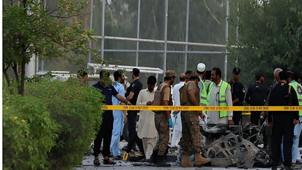 पाकिस्तानात संघीय पोलिस दलाच्या मुख्यालयावर आत्मघातकी हल्ला; तीन सैनिकांचा मृत्यू पाकिस्तानात संघीय पोलिस दलाच्या मुख्यालयावर आत्मघातकी हल्ला; तीन सैनिकांचा मृत्यू