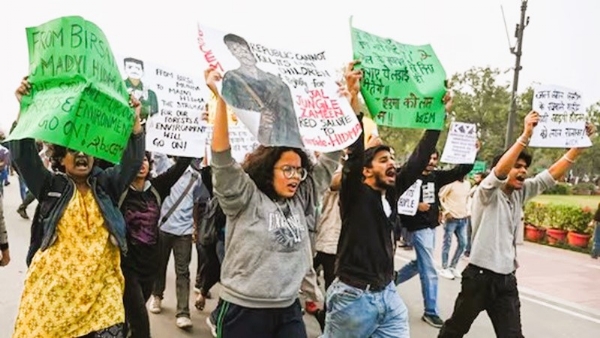 दिल्लीत आक्षेपार्ह पोस्टरबाजी करणारे कथित अर्बन नक्सल कार्यकर्ते