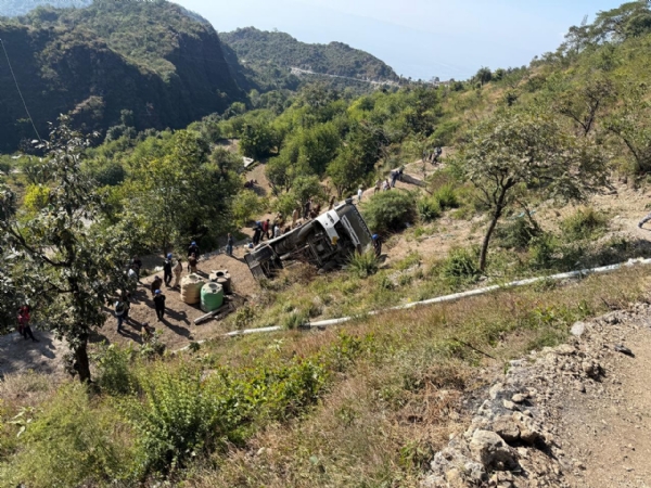 Bus carrying devotees falls into gorge Bus carrying devotees falls into gorge