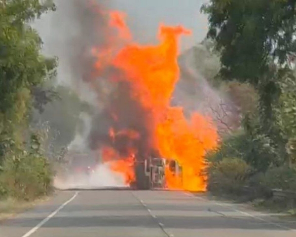 अग्नीतांडव:अपघातानंतर केमिकल टँकरने घेतला पेट,क्षणार्धात झाला कोळसा  माहुली जहागीर येथील घटना,सुदैवाने जीवित हानी टळली