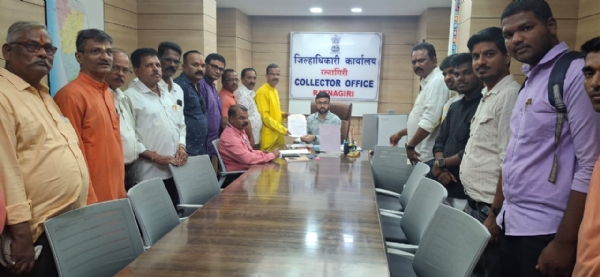 जिल्हाधिकारी मनुज जिंदल यांना निवेदन देताना हिंदु राष्ट्र समन्वय समितीचे कार्यकर्ते