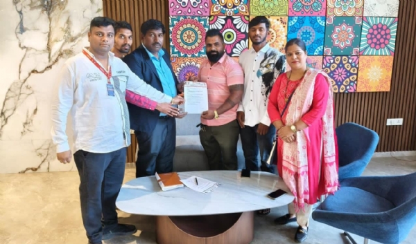 सिडको विकसित करंजाडे वसाहतीमधील आरक्षित मैदान परवानाधारक तत्वावर खाजगी संस्थेकडे दिल्यामुळे नागरिकांना खेळण्यासाठी आणि फिरण्यासाठी मोकळी जागा उपलब्ध नव्हती. शिवाय या जागेवर आठवडी बाजार, महोत्सव यांसारख्या कार्यक्रमांमुळे परिसरातील रहिवाशांना सातत्याने गैरसोय होत होती. या समस्येचा पाठपुरावा करत करंजाडे शिवसेना (शिंदे गट)ने कोठारी इंटरनॅशनल स्कूल प्रशासनाशी चर्चा करून मैदान नागरिकांसाठी खुले करण्यास भाग पाडले.  शहरातील सेक्टर ३ मध्ये असलेल्या कोठारी इंटरनॅशनल स्कूलच्या व्यवस्थापक श्रीनिवास नायडू यांच्याशी झालेल्या चर्चेत, शाळेमागील मैदान डिसेंबरपासून रोज संध्याकाळी ४ नंतर सर्व नागरिकांसाठी खुले करण्यात येणार असल्याची माहिती देण्यात आली. त्यामुळे करंजाडे सेक्टर १ ते ६ मधील रहिवाशांना मोठा दिलासा मिळाला असून, ज्येष्ठ नागरिक, मुले आणि तरुणांसाठी ही जागा आता पुन्हा उपलब्ध होणार आहे.  ही महत्त्वाची मागणी पूर्ण करण्यासाठी शिवसेना (शिंदे गट)चे उपजिल्हाप्रमुख विनोद साबळे यांच्या मार्गदर्शनाखाली शिष्टमंडळाने पाठपुरावा केला. यामध्ये मिरेंद्र शहारे (करंजाडे शहरप्रमुख), राजाभाऊ नलवडे (करंजाडे S-4 शाखाप्रमुख), अंजु सिंग (महिला शहरप्रमुख), राहुल सुखसे (करंजाडे S-4 उपशाखाप्रमुख), समाधान परदेशी (वडघर शहरप्रमुख) आणि मोशीन पावसे (सोशल मीडिया उपतालुकाप्रमुख – उरण) यांचा समावेश होता.  राजाभाऊ नलवडे यांच्या पुढाकाराने झालेल्या या निर्णयामुळे करंजाडेतील नागरिकांच्या दीर्घकाळच्या मागणीची पूर्तता झाली असून परिसरातील क्रीडा व शारीरिक क्रियाकलापांना नवी चालना मिळणार आहे.