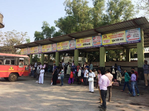 पनवेल स्थानकाबाहेर वाहतूक कोंडीचा भडका; प्रवाशांचे हाल वाढले